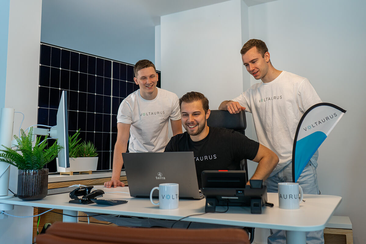 Das Solar Photovoltaik Team von Voltaurus steht vor dem Laptop und besprechen Theme über Solarmodule, Solarpanele und Solaranlagen.